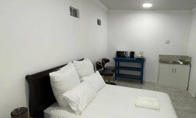 Grassy Park Apartment | Apartment ∙ 2 guests