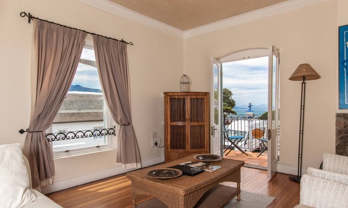 Hermanus City-Centre House | Auberge Burgundy Guest House