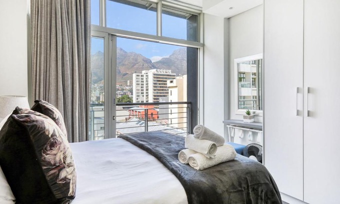Cape Town City Centre Apartment | Backup-Power Mountain View Trendy Apartment
