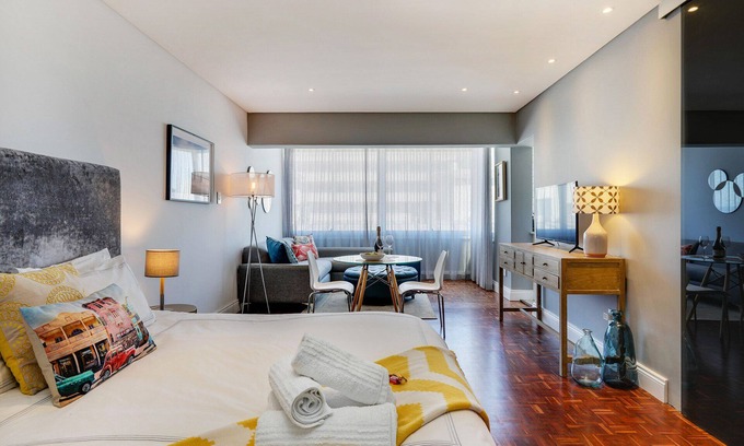 Mouille Point Apartment | Backup-Power Perfect Modern Beach Apartment near V&A with Sea and Park Views
