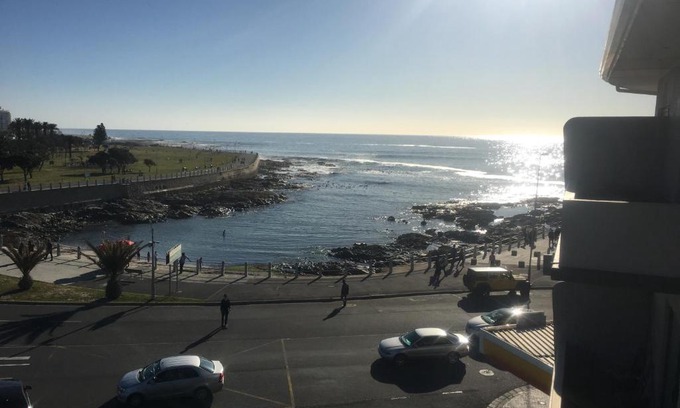 Mouille Point Apartment | "Beach on Mouille Point"-battery backup for load shedding