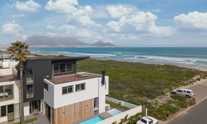 Sunset Beach House | Beachfront Lodge - First rowa