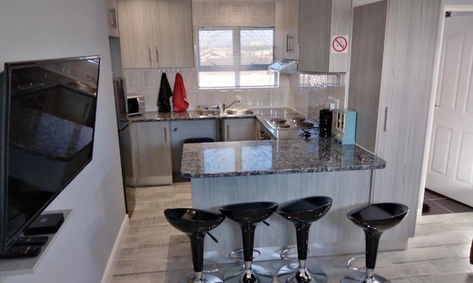 Grassy Park Apartment | Birds Holiday Accommodation 2