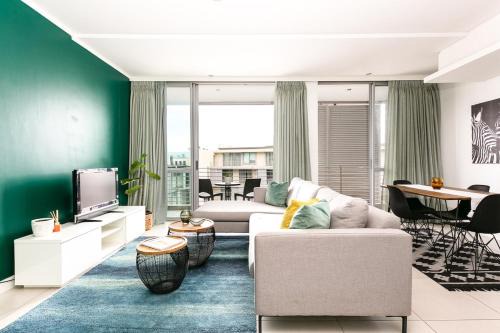 Victoria and Alfred Waterfront Apartment | Canal-Side Apt Close to V and A and CTICC