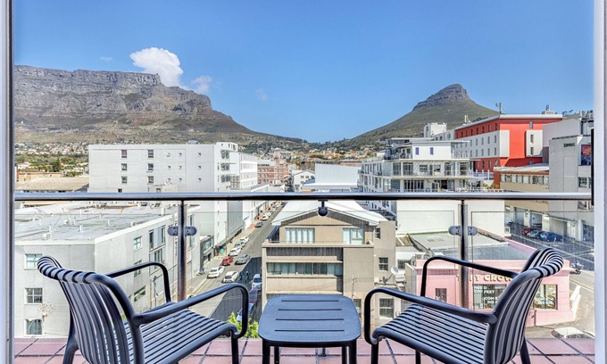 Bo'Kaap Apartment | CBD Loft | Mountain View, Balcony, Aircon, Parking