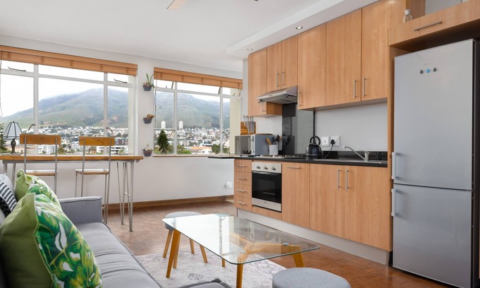 Cape Town City Centre Apartment | Central Apartment With Incredible Mountain Views