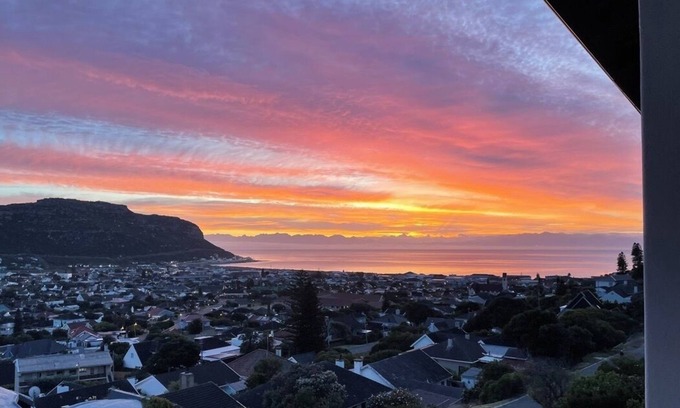 Fish Hoek Apartment | Charming 2-bedroom apartment in Cape Town