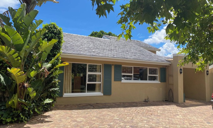 Constantia House | Charming house in Constantia with pool and garden