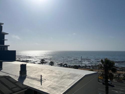 Mouille Point Apartment | Coastal corner studio apartment in Mouille Point