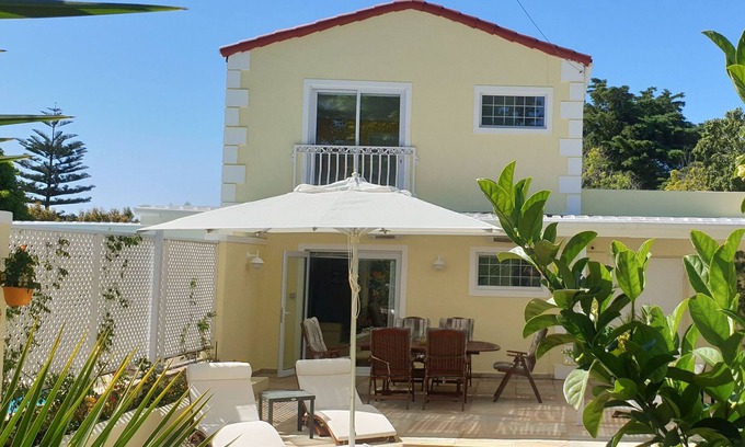 Constantia House | Cottage Cabernet, 4 STAR, Full Kitchen, Fast WiFi, 50" Smart TV, heated Pool