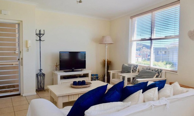 Cape Town City Centre Apartment | Cozy 2 Bedroom Nestled Under Devils Peak