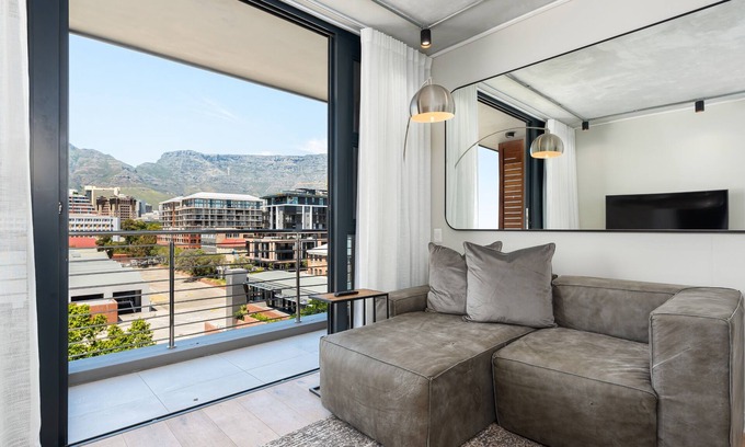 Cape Town City Centre Apartment | De Waterkant Apartment with Stunning Views
