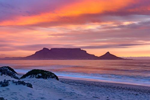 Bloubergstrand Apartment | Dolphin Beach E5 by Host Agents