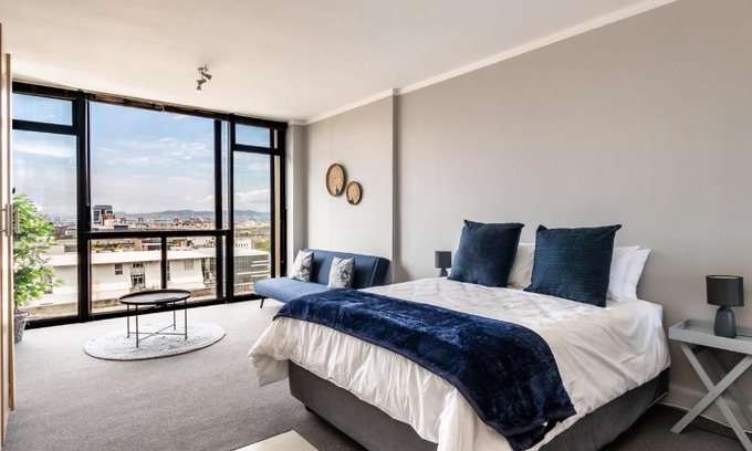 Cape Town City Centre Apartment | Four Seasons City Apartment - City Views-Netflix-Parking-Gym + Pool
