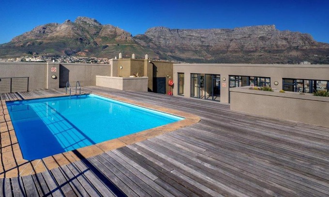 Cape Town City Centre Apartment | Four Seasons
