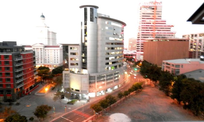Cape Town City Centre Apartment | Full Power, long stay rates, walk to V&A Waterfront, fibre WIFI, gym & pool