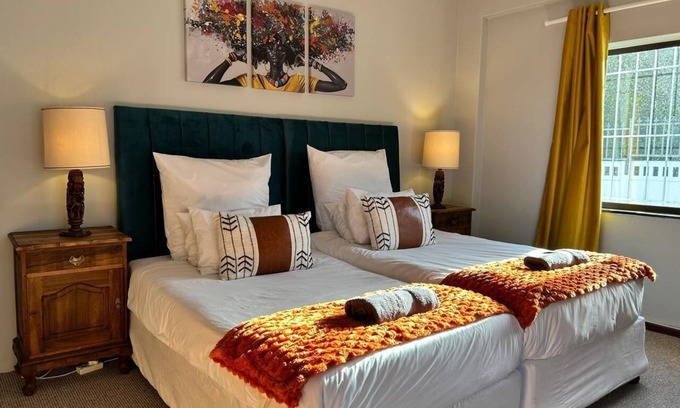 Fish Hoek House | Fuss-Free Family home | Pool & Fireplace