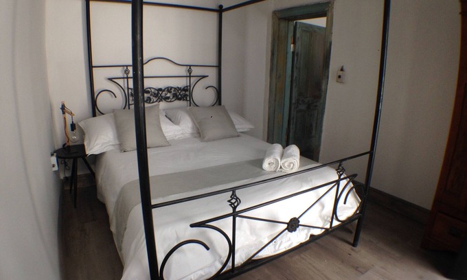 Cape Town Apartment | Hidden 1 bedroom Gem steps away from Old Biscuit Mill