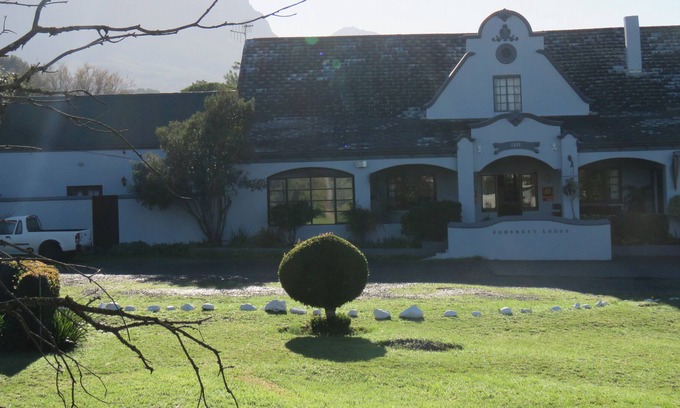 Somerset West Apartment | Homely Lodge In Great Location, 5 en-suite rooms with English Pub