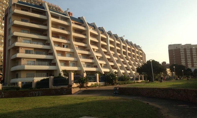 Kingsborough Apartment | L'escalier Cabanas Apartment