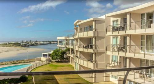 Lagoon Beach Apartment | Lagoon Beach Apartment with Pool and Ocean Views