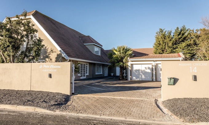Durbanville Hotel | Le Petit Chateau Guest House