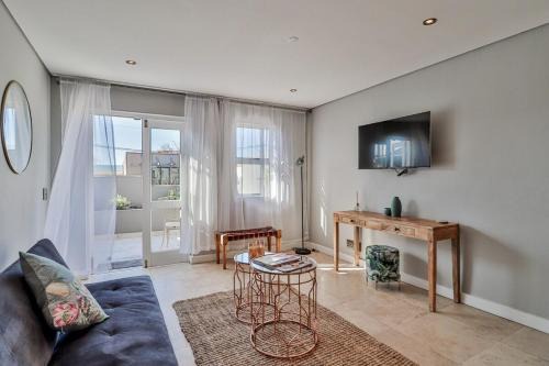 Cape Town City Centre Apartment | Loader Street Studios 5 by CTHA