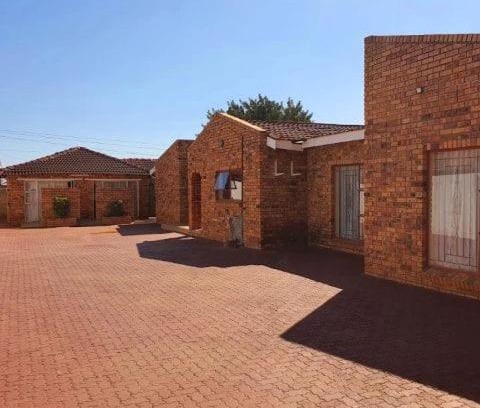 Kareeberg House | Lovers Way Guest House In Mafikeng