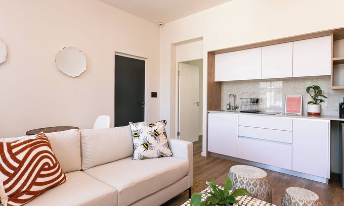 Sea Point Apartment | Lumnious 1-bedroom apartment with WiFi and 300m from the sea