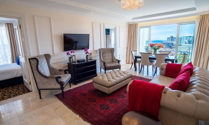 Three Anchor Bay Apartment | Luxury Cape Town Apartment (2 Bedroom)
