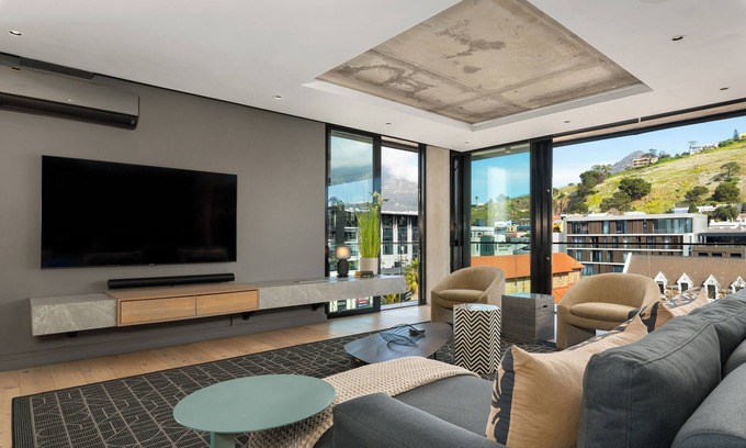 Cape Town City Centre Apartment | Luxury De Waterkant Apartment with Private Hot Tub