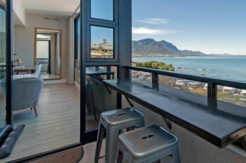 Hermanus City-Centre Apartment | Marine Court 5 by BACK IN TOWN - 2Bedroom Ocean-facing Apt in Hermanus Centre