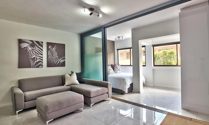 Three Anchor Bay Apartment | Middlehof