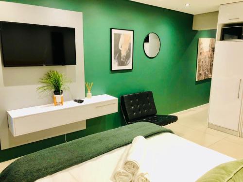Mouille Point Apartment | Modern Apartment in Mouille Point with Green Point Park Access