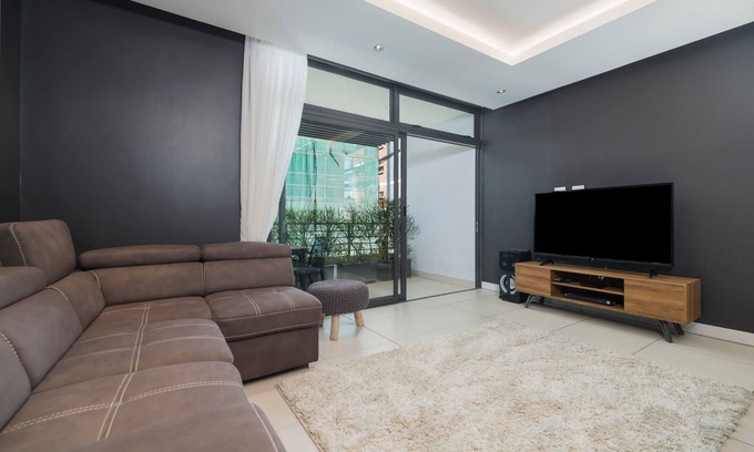 Green Point Apartment | Modern Apartment in Sought After Green Point Block