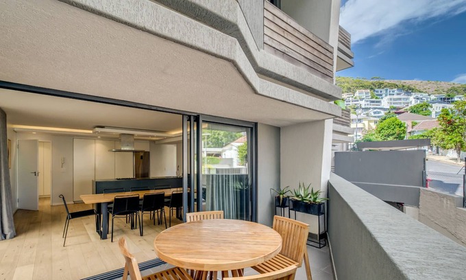 Three Anchor Bay Apartment | Modern Apartment in Sea Point (G on S)