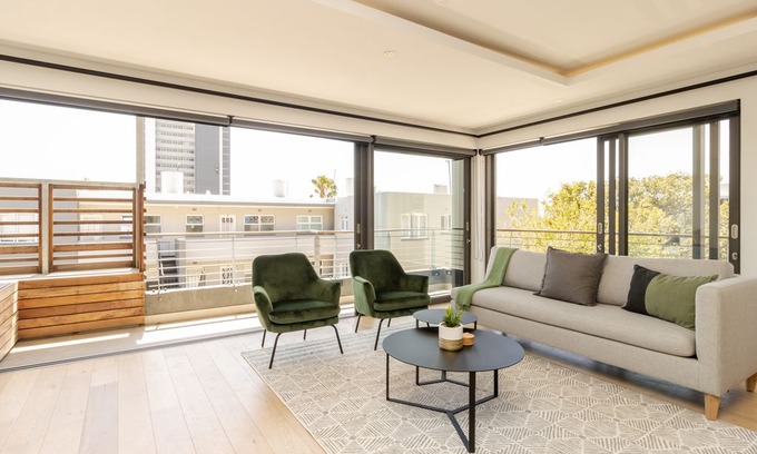 Sea Point Apartment | Modern & Spacious 2-Bedroom Apartment in Cape Town