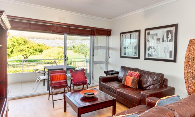 Mouille Point Apartment | Mouille Point Mountain View 2 Bedroom