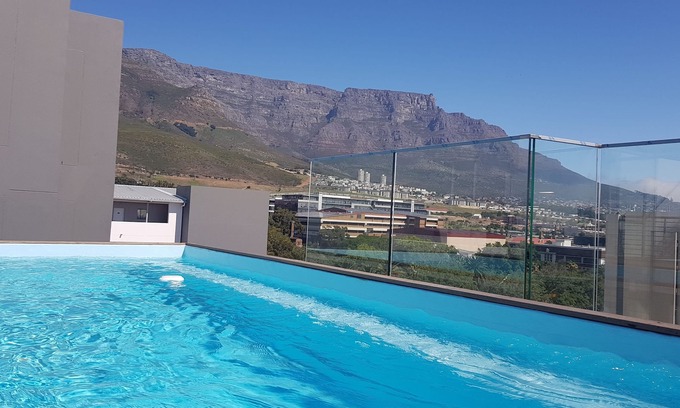 Cape Town City Centre Apartment | ⭐NEW⭐Central | Uncapped Wifi | Pool | Gym | Free Parking | Security Guards