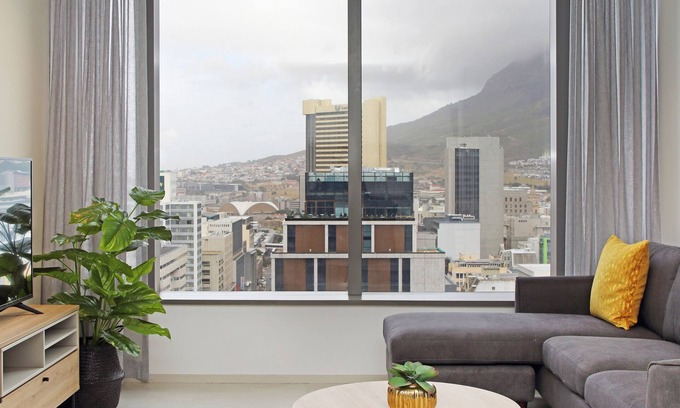 Bo'Kaap Apartment | New De Waterkant Apartment with Mountain Views