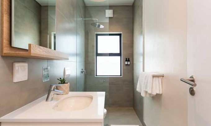 Sea Point Apartment | Panoramic Peaks 300m from Sea w/Mountain View