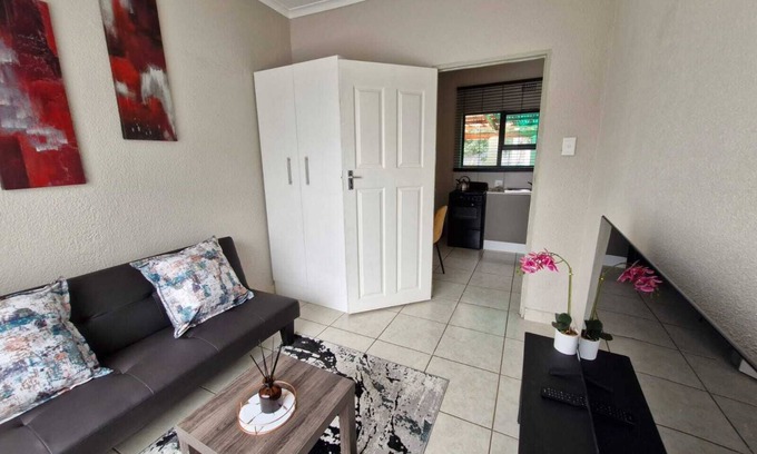 Kempton Park Cottage | Peaceful garden cottage close to OR Tambo international airport
