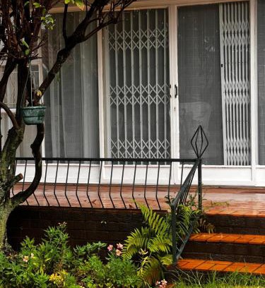 Kempton Park House | PebetseLuxury Holiday home