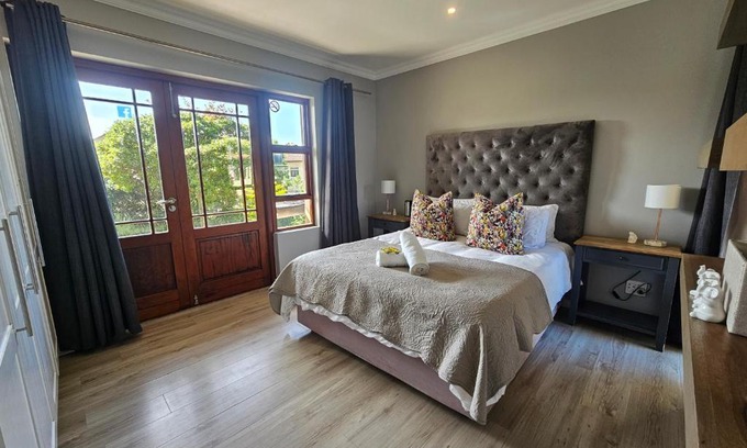 Plettenberg Bay Apartment | Plettenberg Bay Unit 6 Whale Rock Gardens Apartment with Backup Power