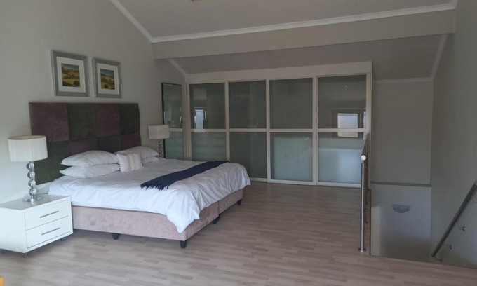 Greater Johannesburg Metropolitan Area Apartment | Sandton
