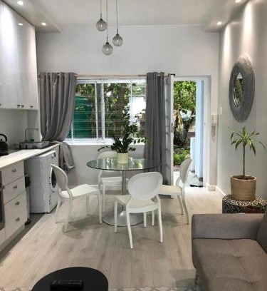 Three Anchor Bay Apartment | Seapoint Studio close to beach