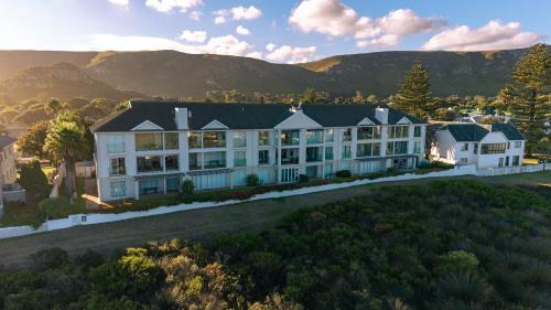 Eastcliff House | Seaside Serenity: Tranquil Oceanview Retreat