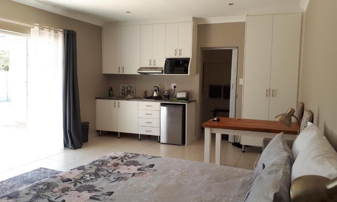 Milnerton Apartment | Self-Catering Holiday/work Accommodation