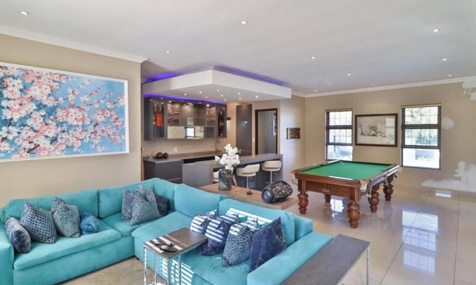 Greater Johannesburg Metropolitan Area House | Spacious 6-bedroom house with swimming pool, WiFi and AC in Sandton.