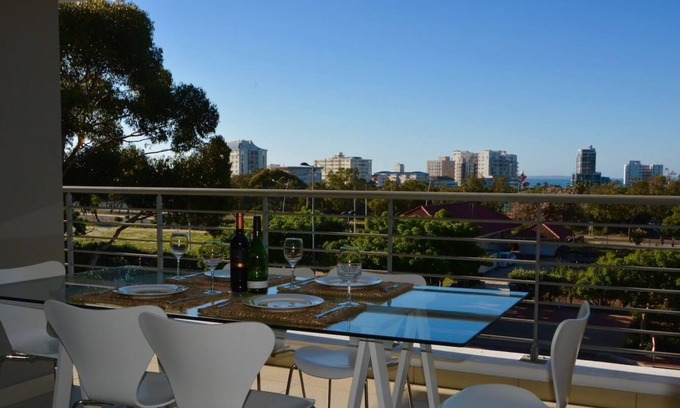Green Point Apartment | Spacious and Modern 2 Bedroom Apartment in Green Point